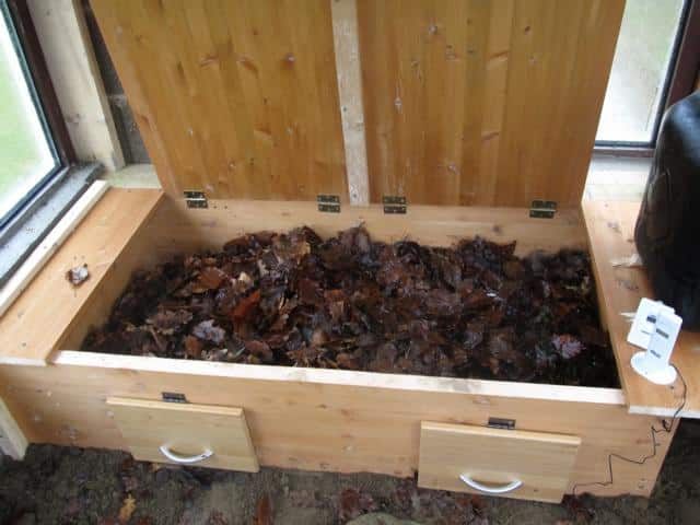 Überwinterungsgrube mit Buchenlaub gefüllt