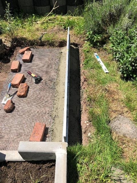 Randsteine mit Gartenbeton einbetoniert