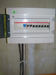 Strom-Sicherungskasten in der Garage