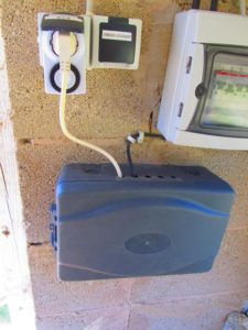 Wasserdichte Elekrobox unterhalb des Sicherungskastens im Schildkrötenhaus